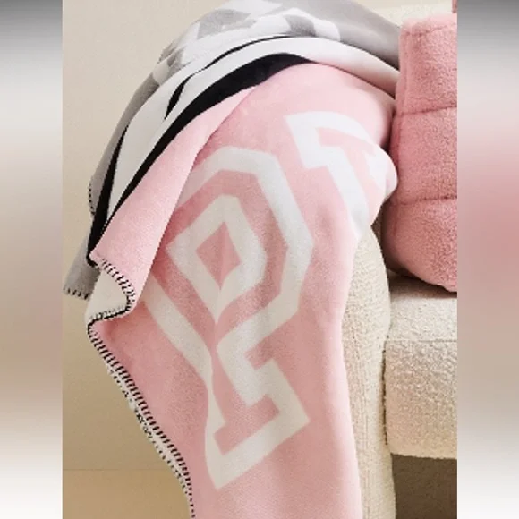 Victoria’s Secret Pink Quilted Faux Fur Bag & Cozy Throw NWT - Picture 3 of 5